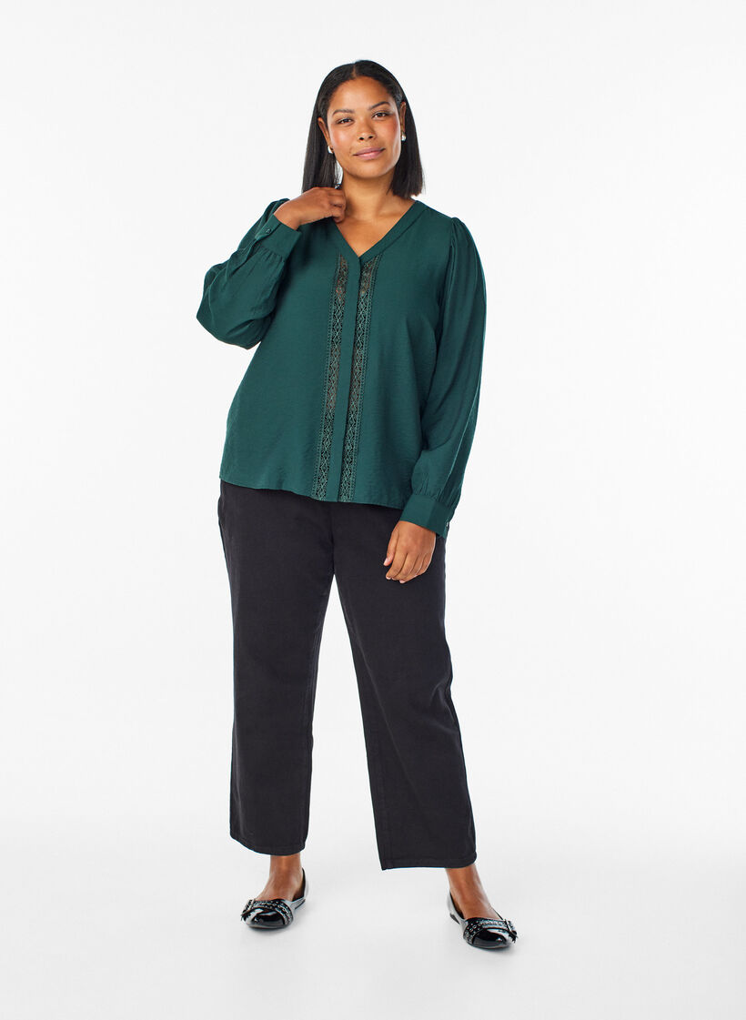 Bluse med V-hals og broderte bånd, Grønn, Model image number 1