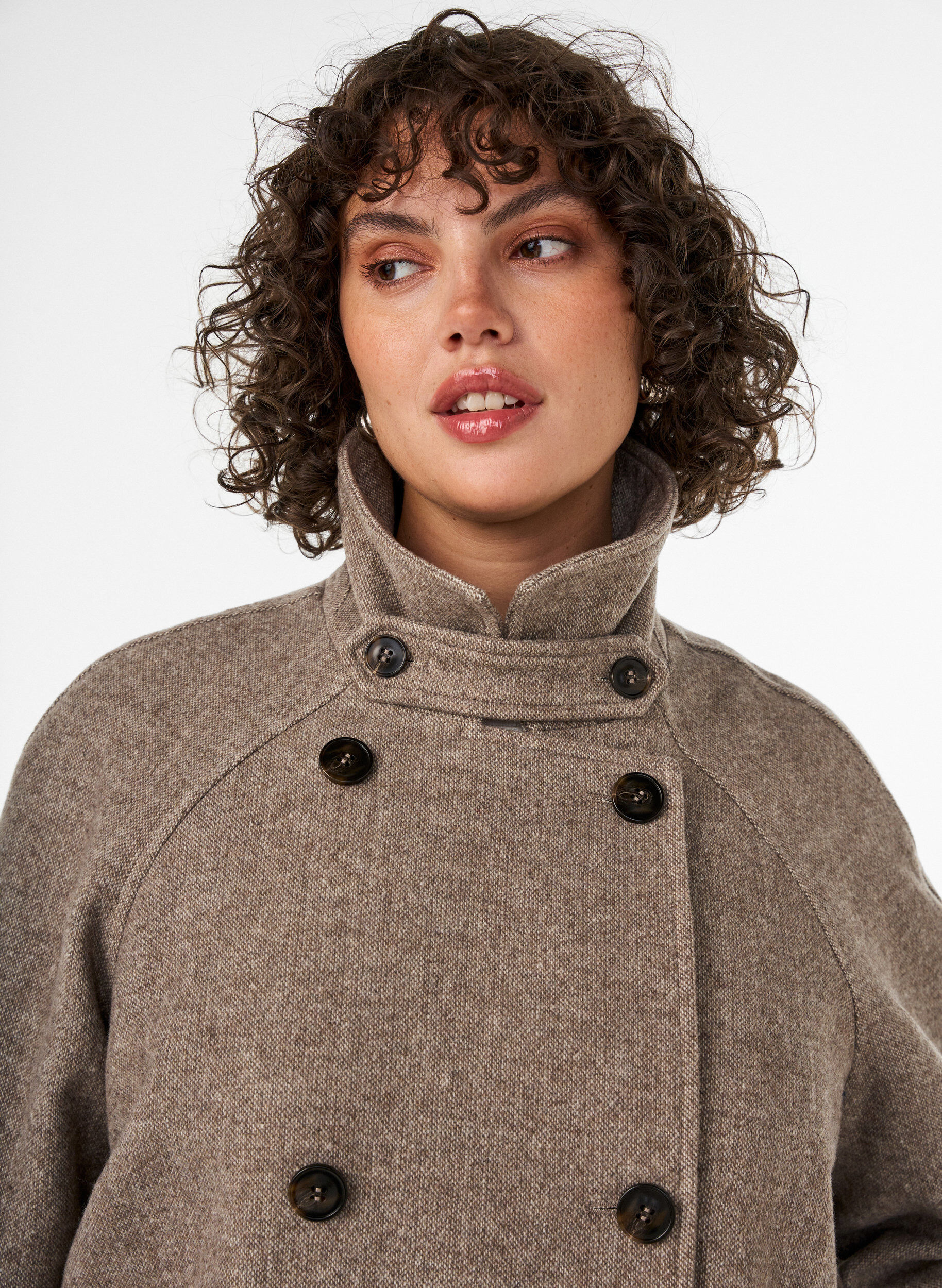 ZizziLang ullk&aring;pe med h&oslash;y krage og dobbeltradet design, Brun, Model image number 3