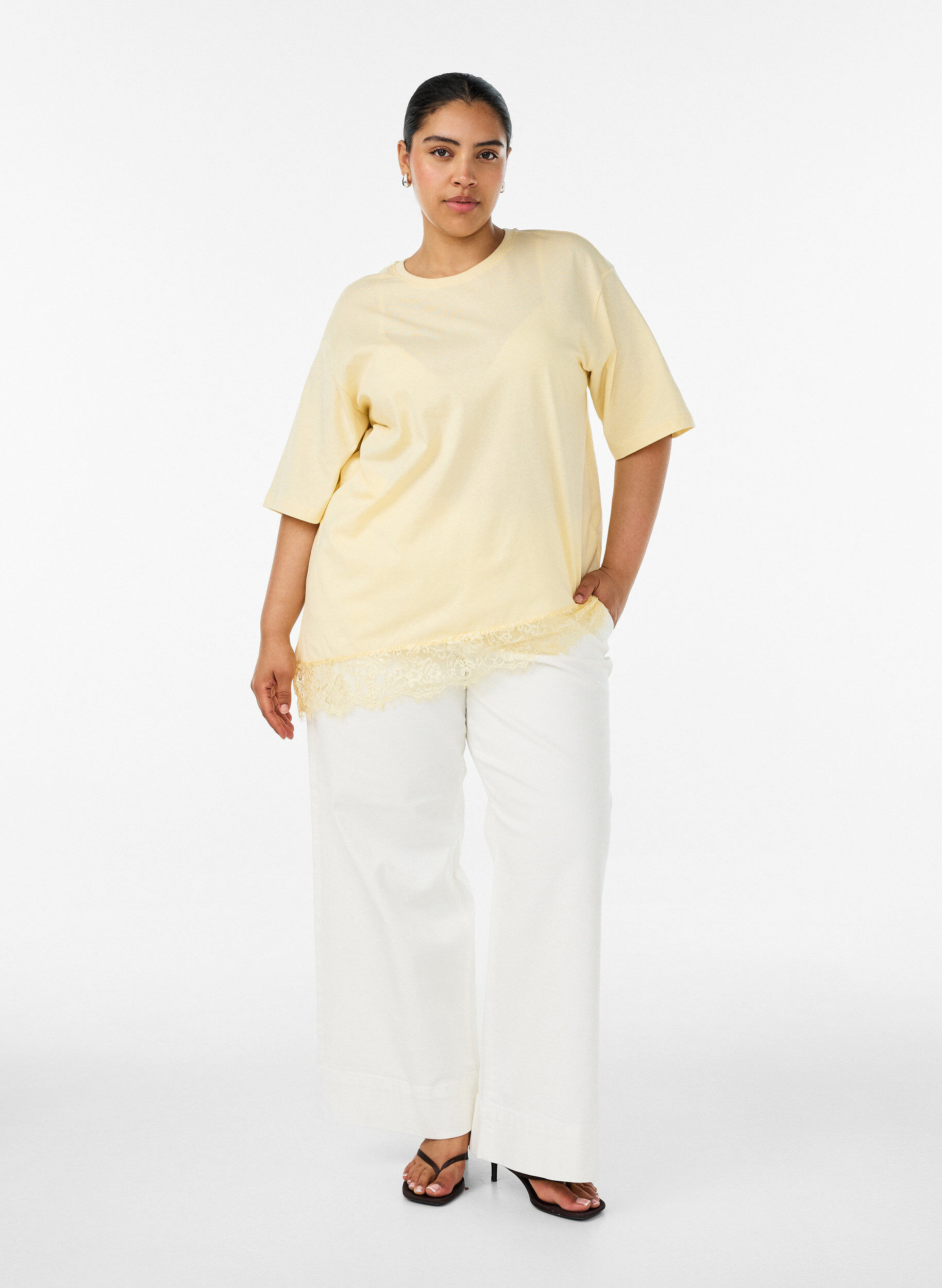 ZizziT-skjorte med asymmetrisk blondekant, Gul, Model image number 1