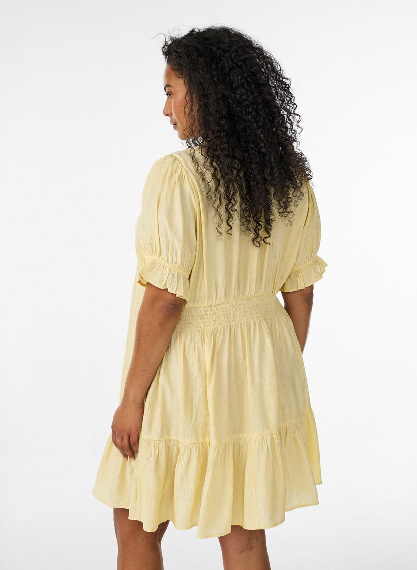 Kort viskosekjole med rysjedetaljer, Gul, Model image number 2