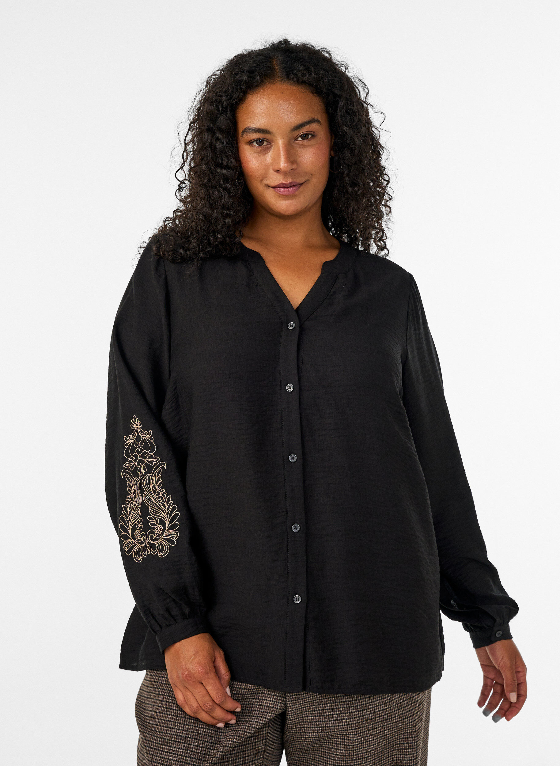 ZizziViskoseskjorte med broderte ermer, Svart, Model image number 0