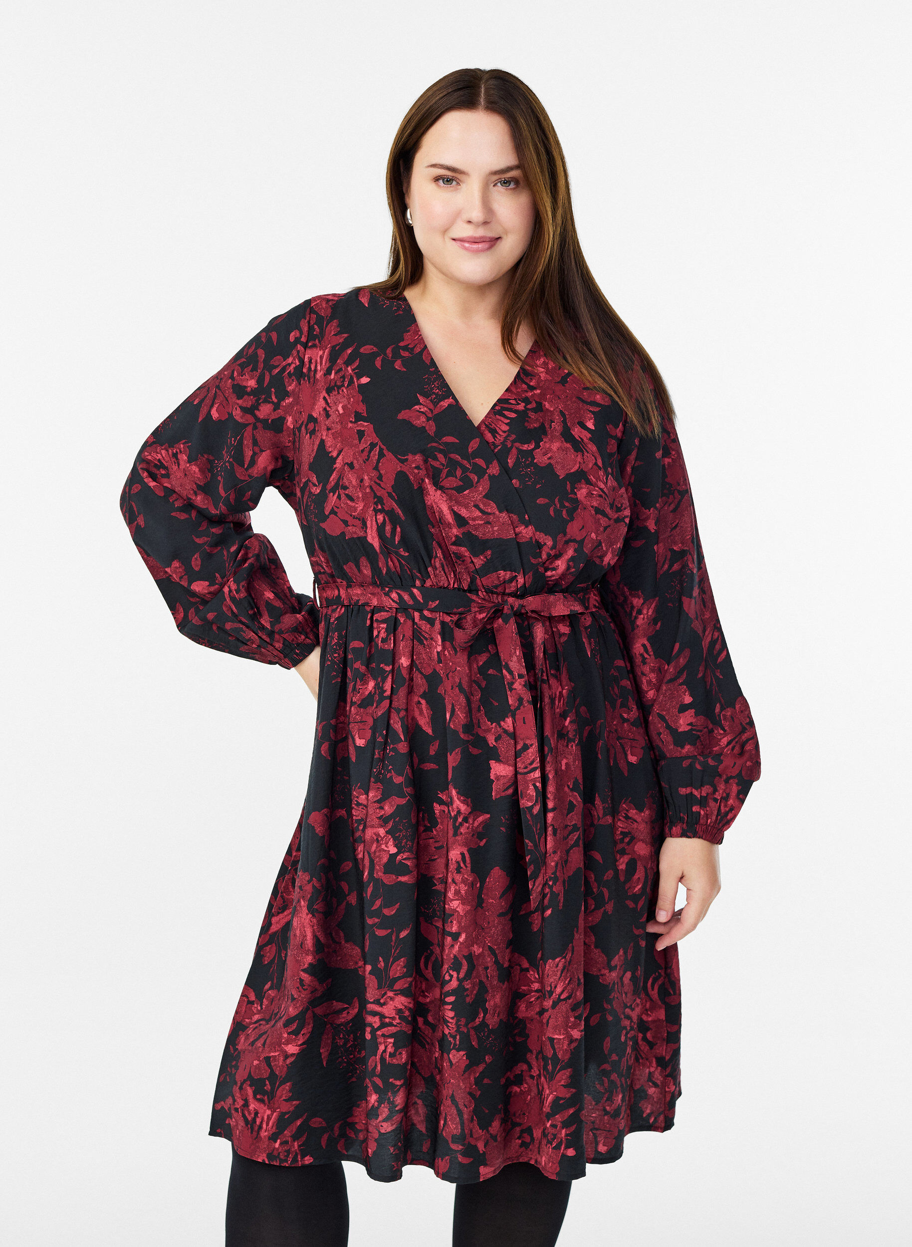 Knelang kjole med knytebelte og omslagsuttrykk, Svart, Model