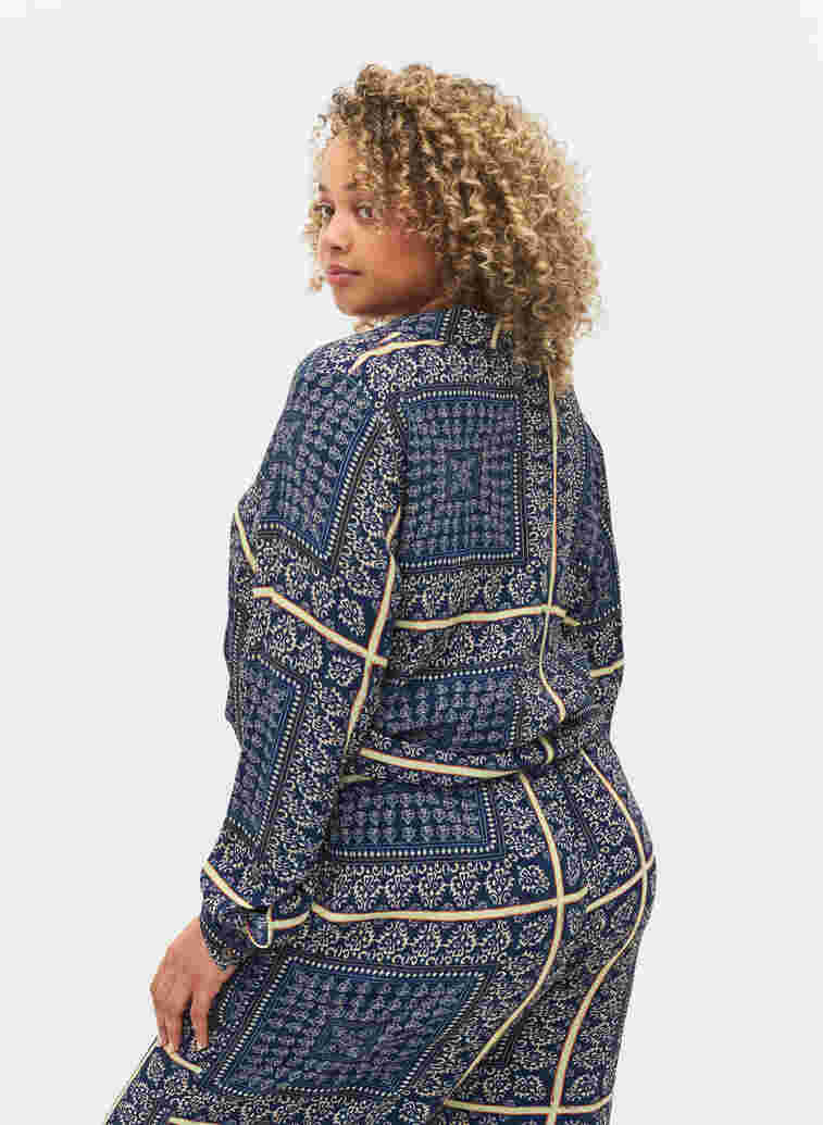 Lang viskoseskjorte med mønster, Blue Patch AOP, Model