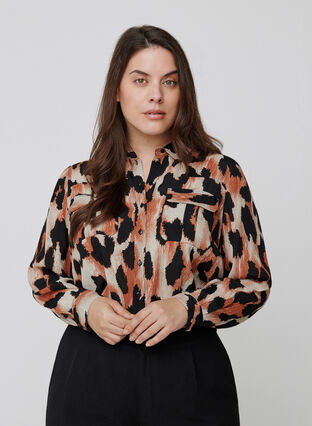 Viskoseskjorte med leopardmønster, Black AOP, Model image number 0