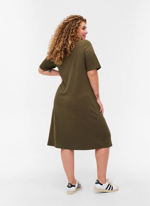 Kortermet kjole i et ribbet materiale, Ivy Green, Model image number 1