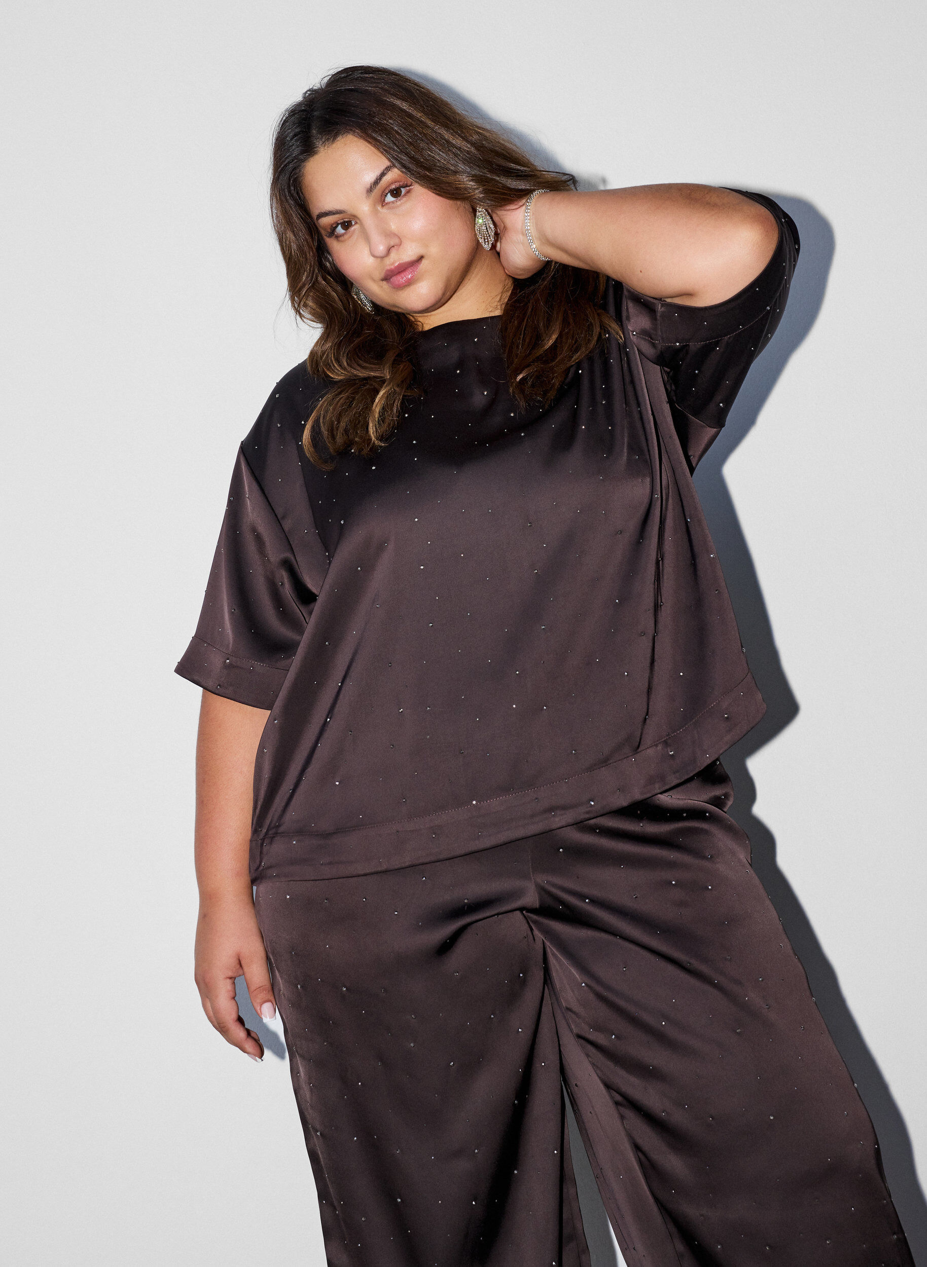 Satengbluse med rhinsteiner og albuelange ermer, Brun, Model