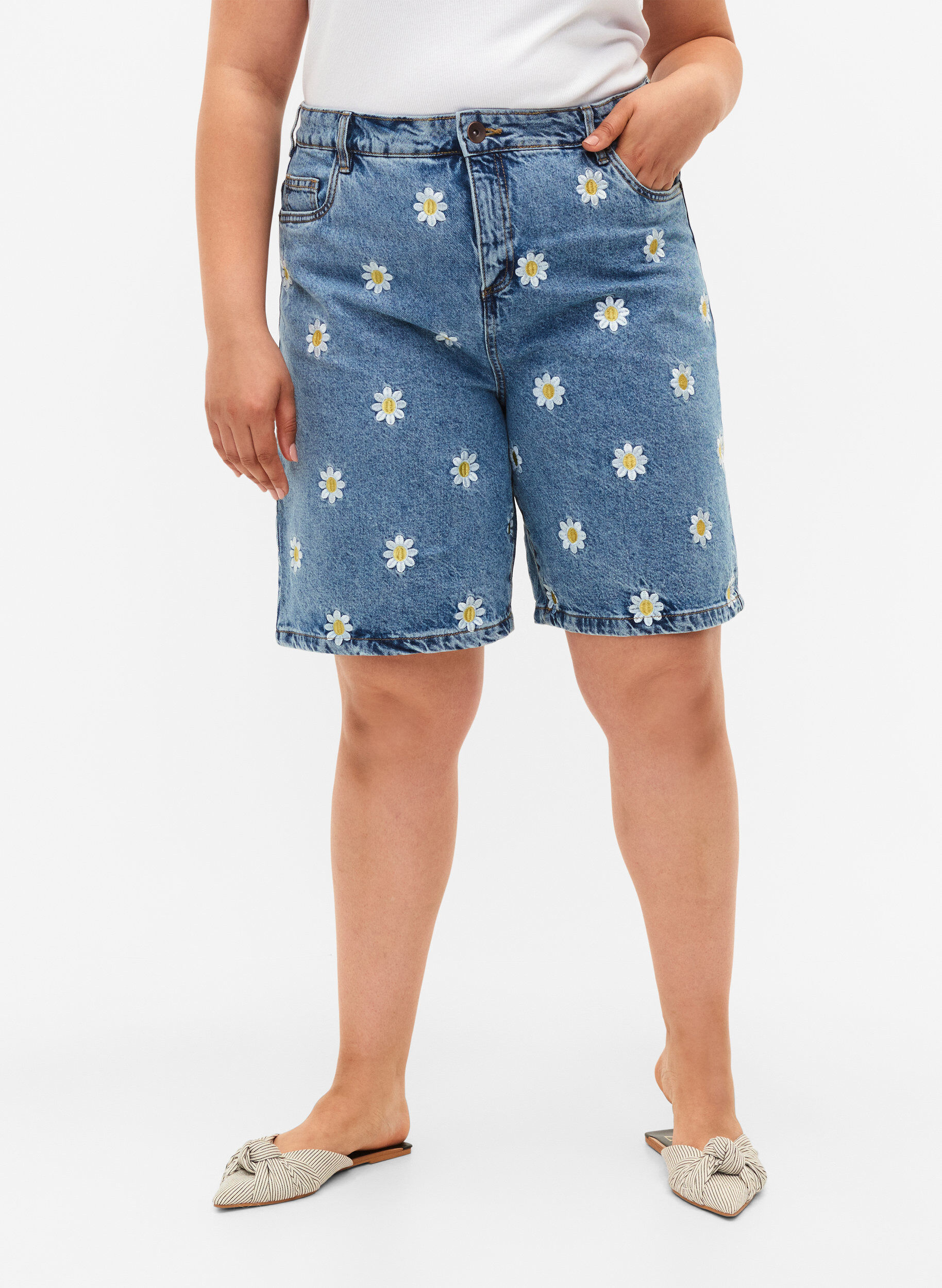Zizzi Mille shorts med h&oslash;yt liv og broderte blomster , Light Blue Flower, Model image number 2