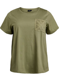 T-skjorte i organisk bomull med brystlomme, Oil Green w. Pocket
