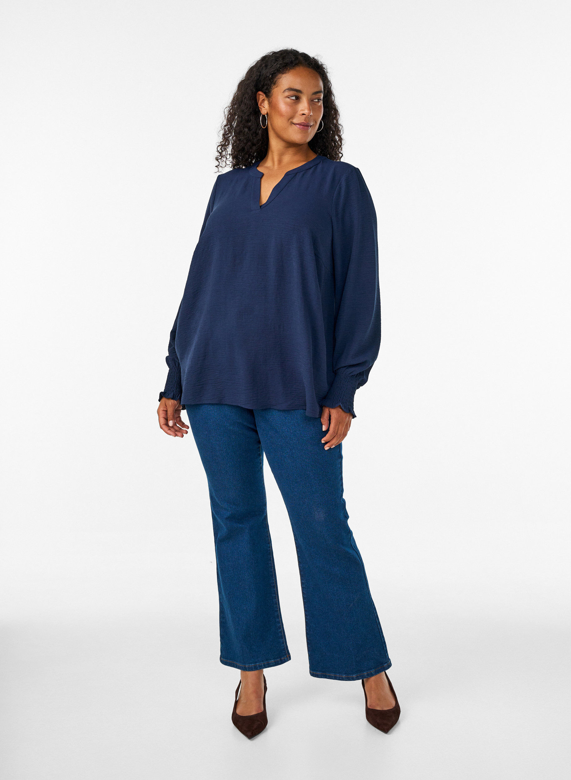 ZizziBluse med smockmansjetter og V-hals, Bl&aring;, Model image number 1