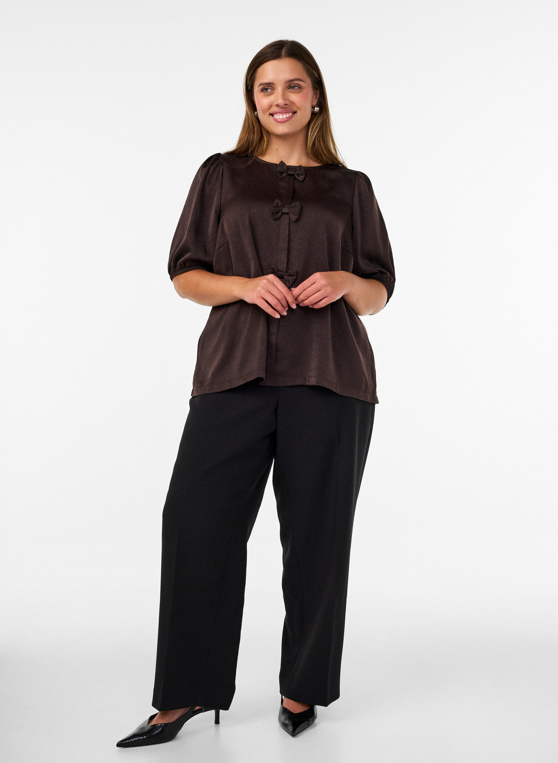 ZizziSatengbluse med sl&oslash;yfer og albuelange ermer, Brun, Model image number 1