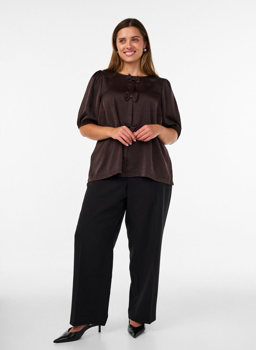 Satengbluse med sl&oslash;yfer og albuelange ermer, Brun, Model image number 1