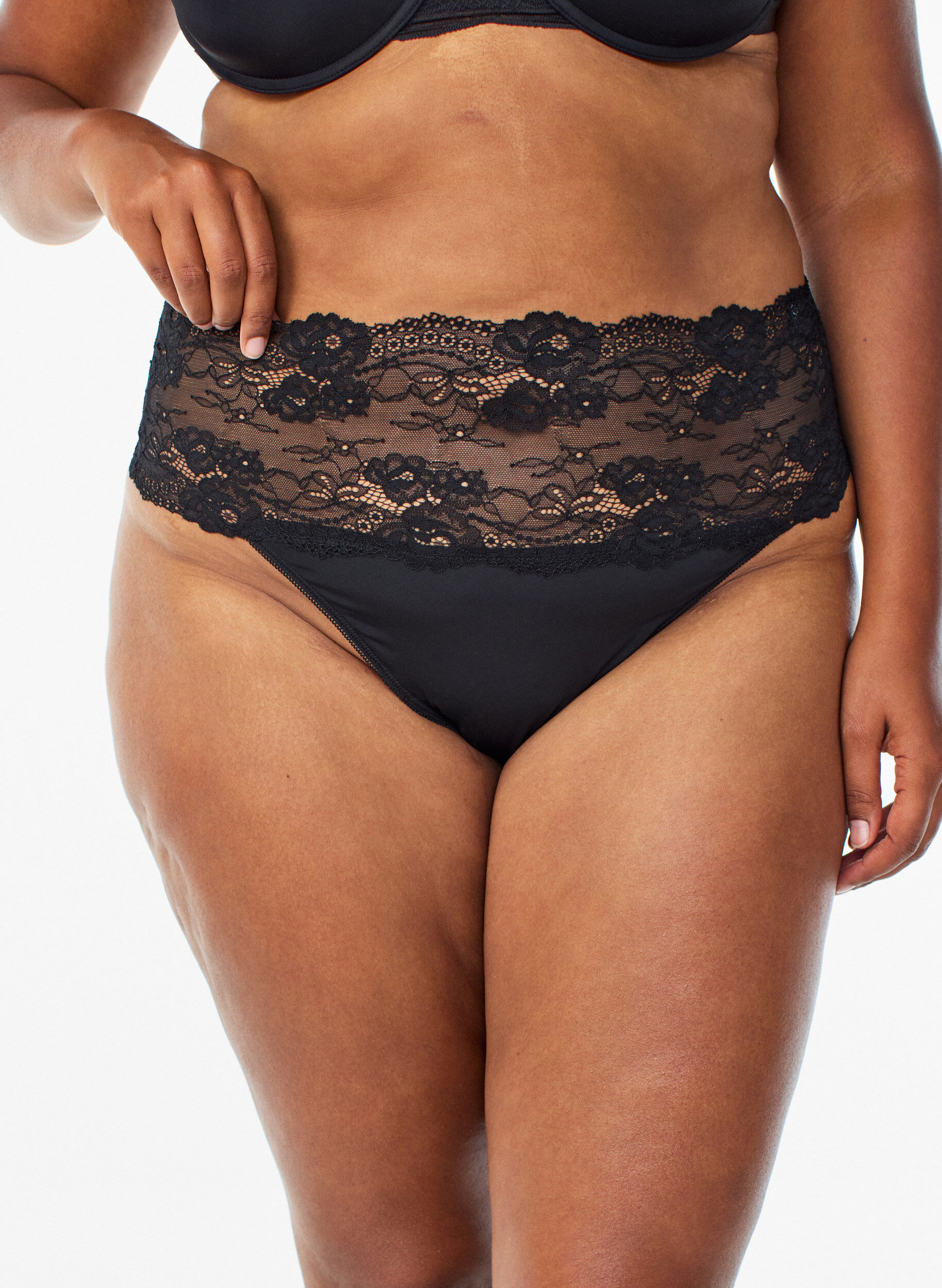 ZizziG-streng med bred blondekant, 2 stk., Svart, Model image number 2