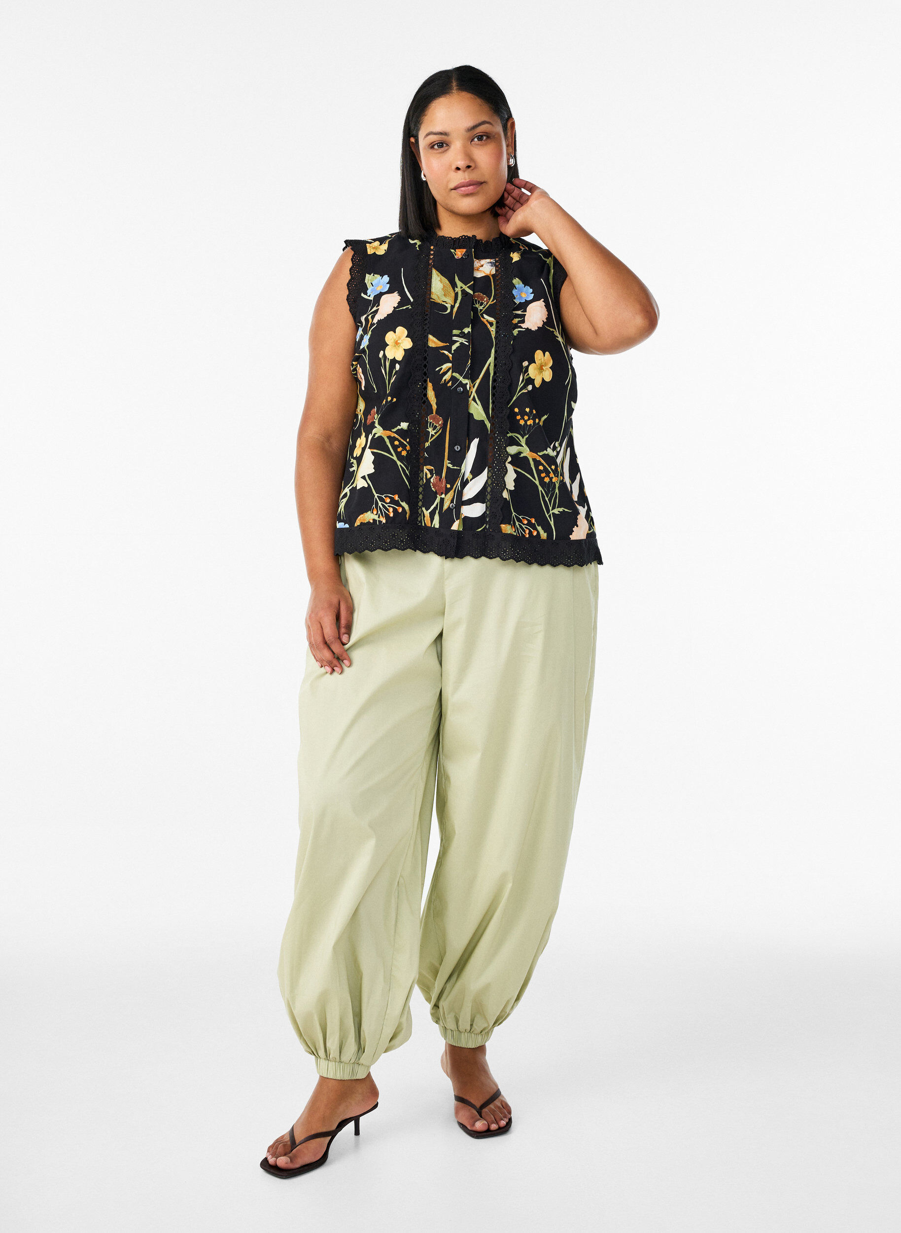 Zizzi Ermel&oslash;s bomullsbluse med blomstertrykk og broderie anglaise, Svart, Model image number 1