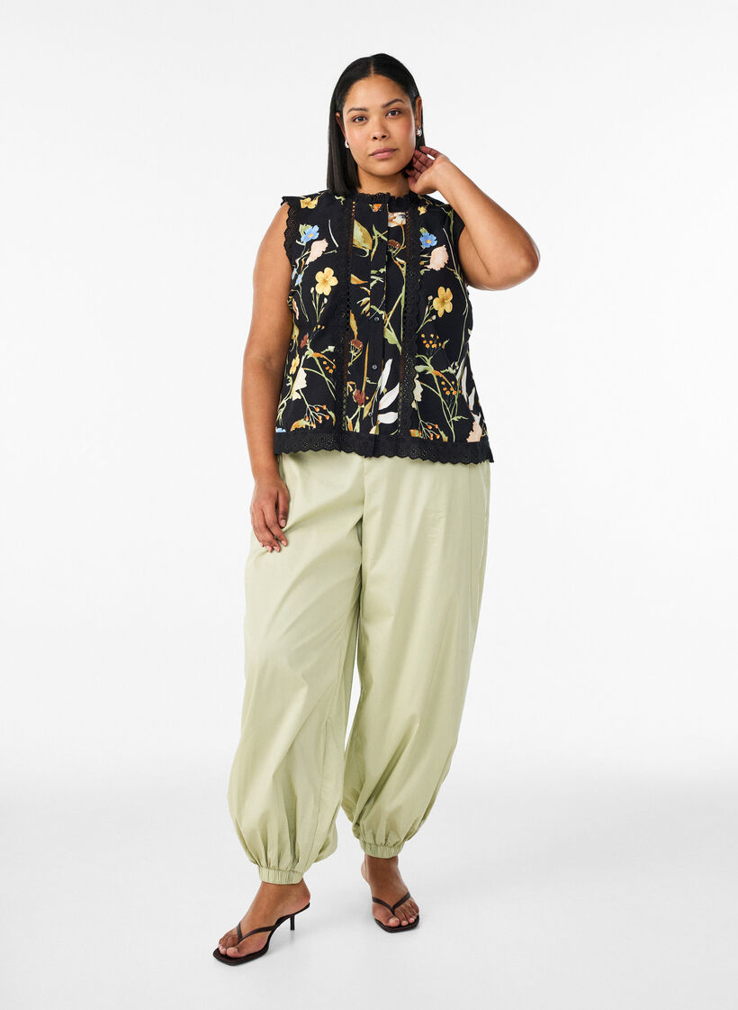 Ermel&oslash;s bomullsbluse med blomstertrykk og broderie anglaise, Svart, Model image number 1