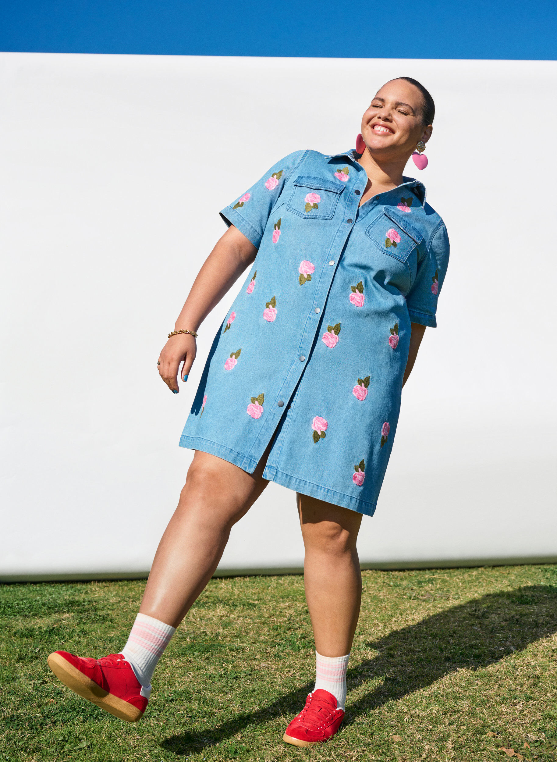 Zizzi Kort denimkjole med broderte blomster, Bl&aring;, Image image number 0