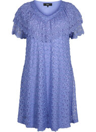 Kortermet blondekjole med brede volanger, Lavender Violet