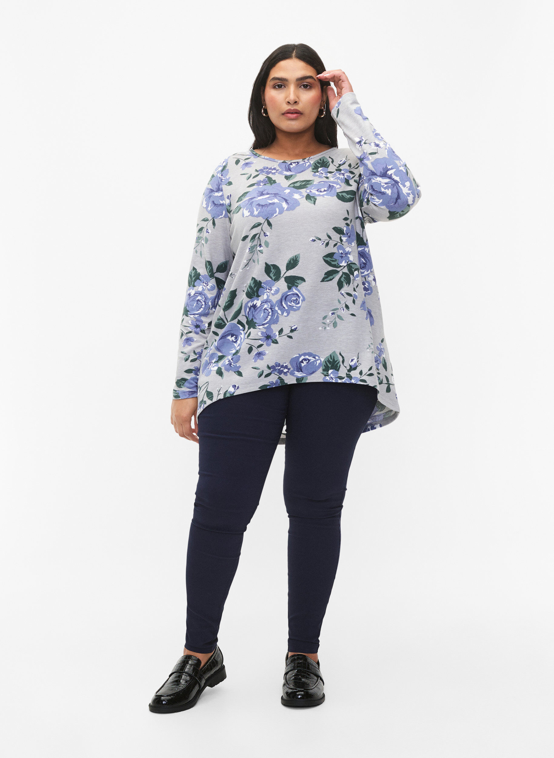 Zizzi Blomstret bluse med lange ermer, Bl&aring;, Model image number 1