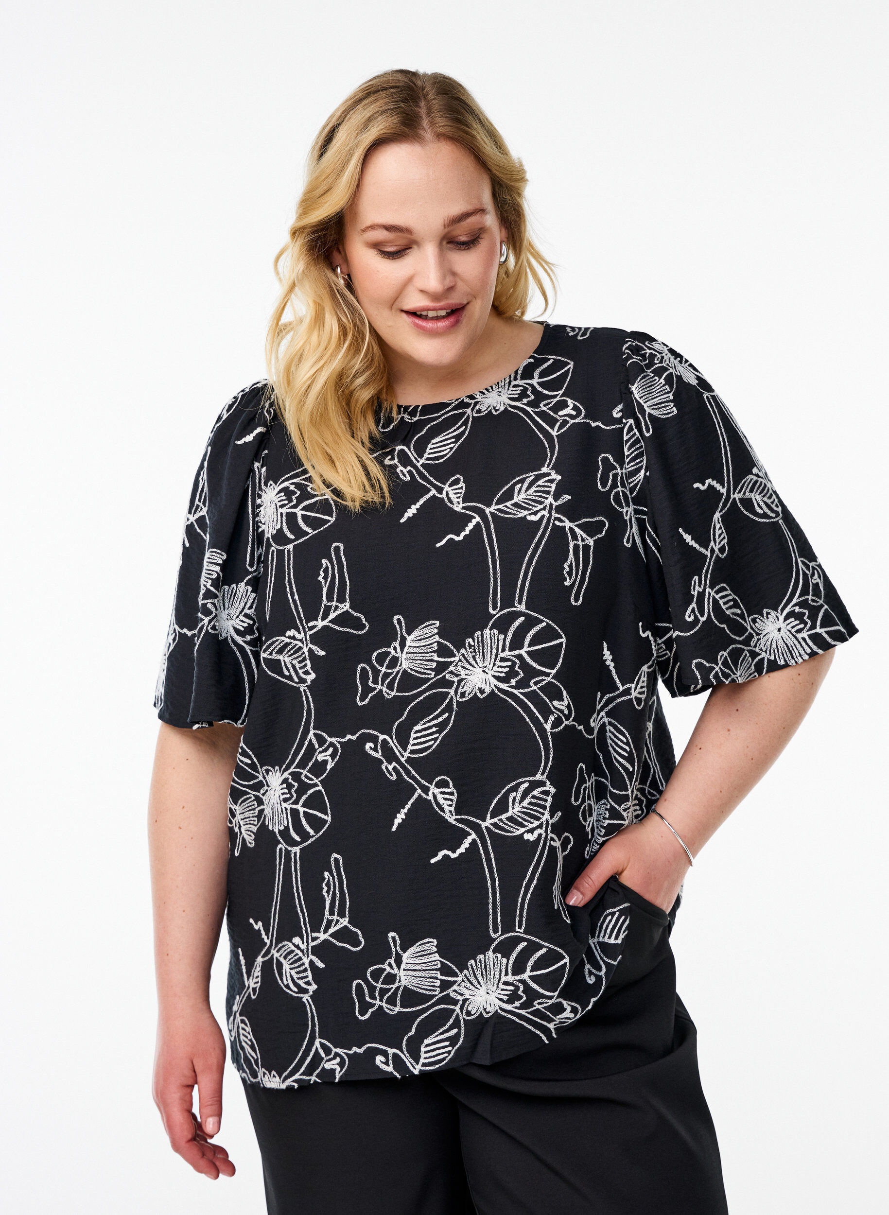 Kortermet bluse med brodert m&oslash;nster, Svart, Model