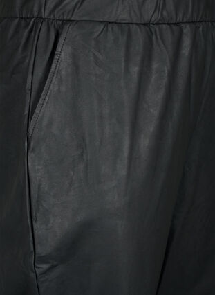 Bukser i imitert skinn med lommer, Black, Packshot image number 2