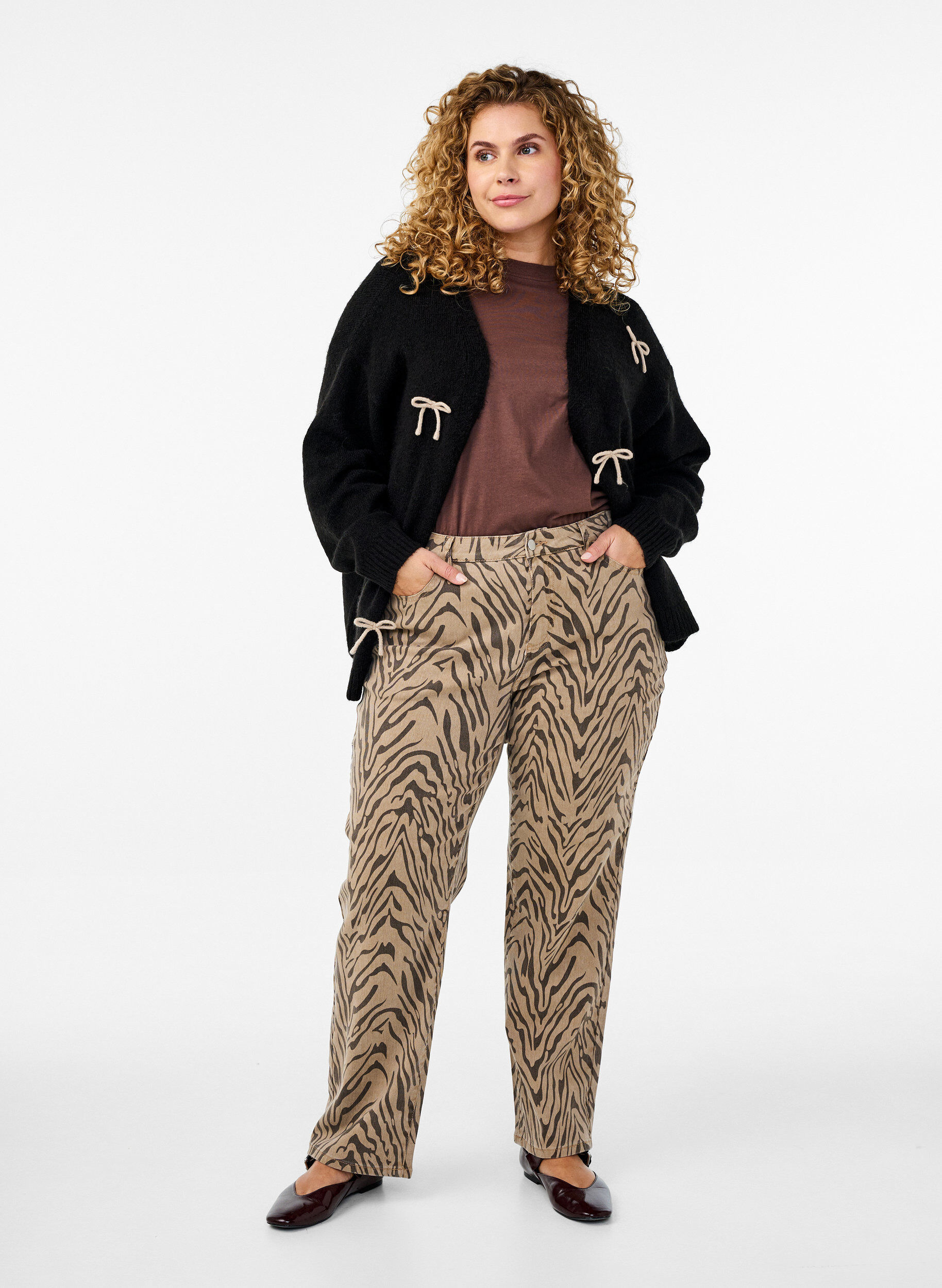 Zizzi Kort strikkejakke med sl&oslash;yfer, Black Comb, Model image number 2