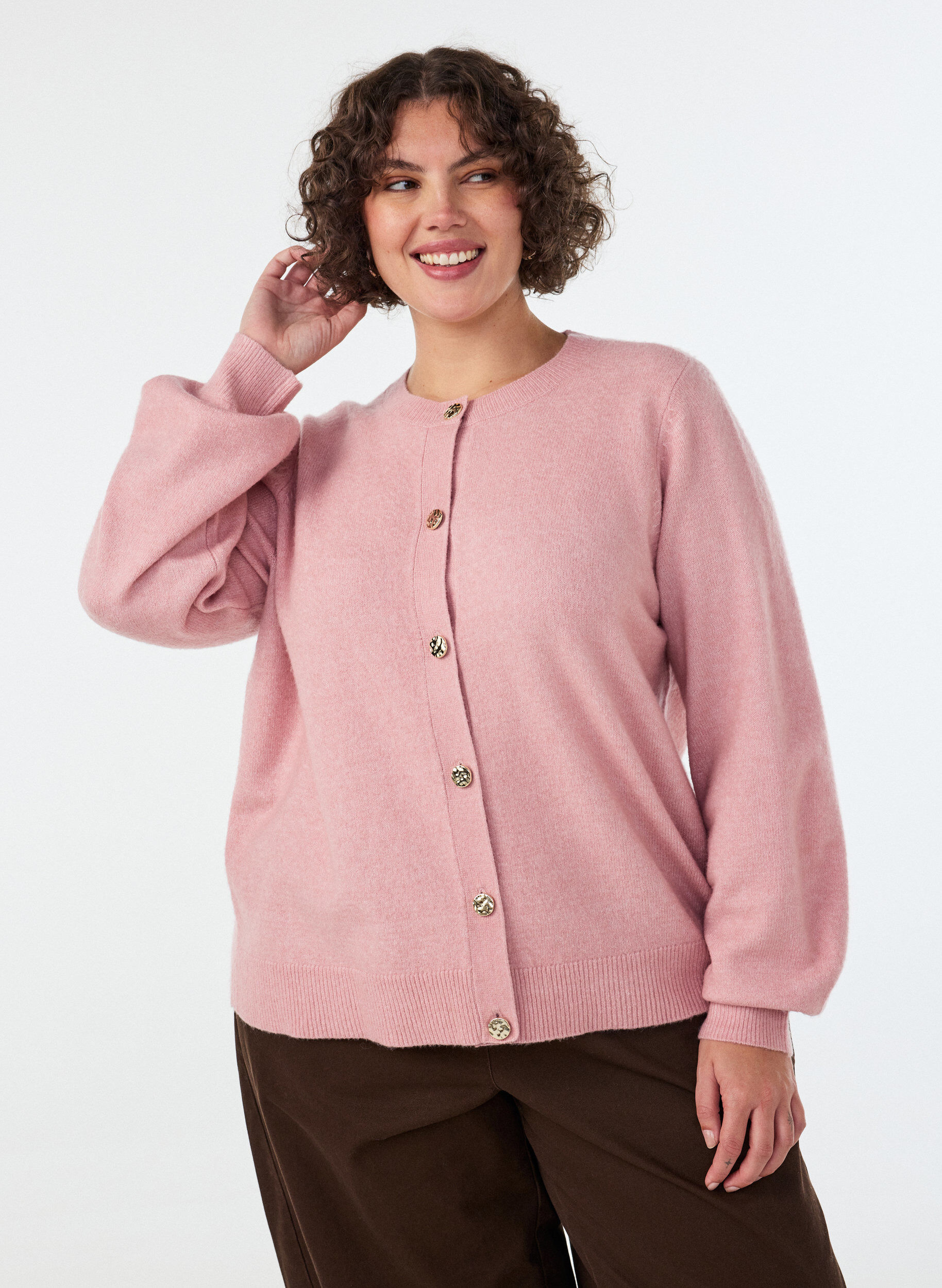 Cardigan i myk strikk med gullfargede knapper, Rosa, Model