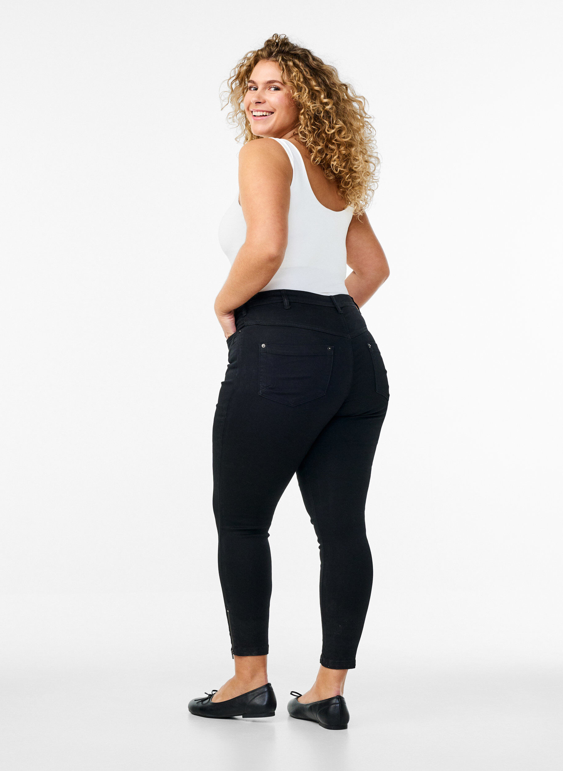 Zizzi Cropped Amy jeans med glidel&aring;sdetaljer, Svart, Model image number 1