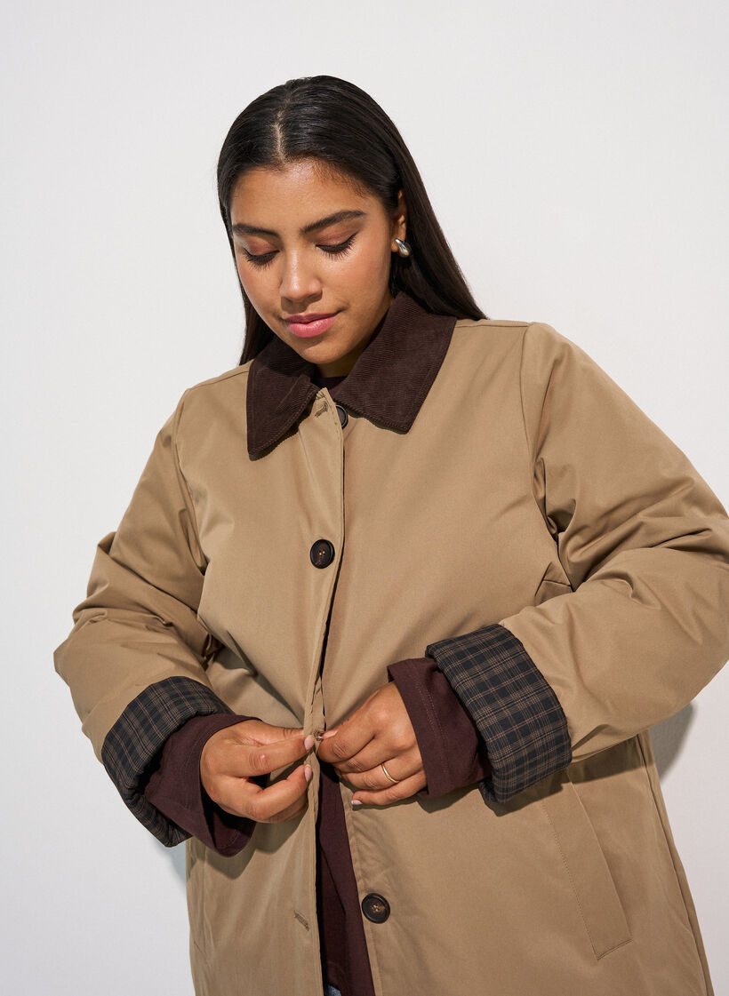 Mellomlang jakke med cordfl&oslash;yelskrage, Beige, Model