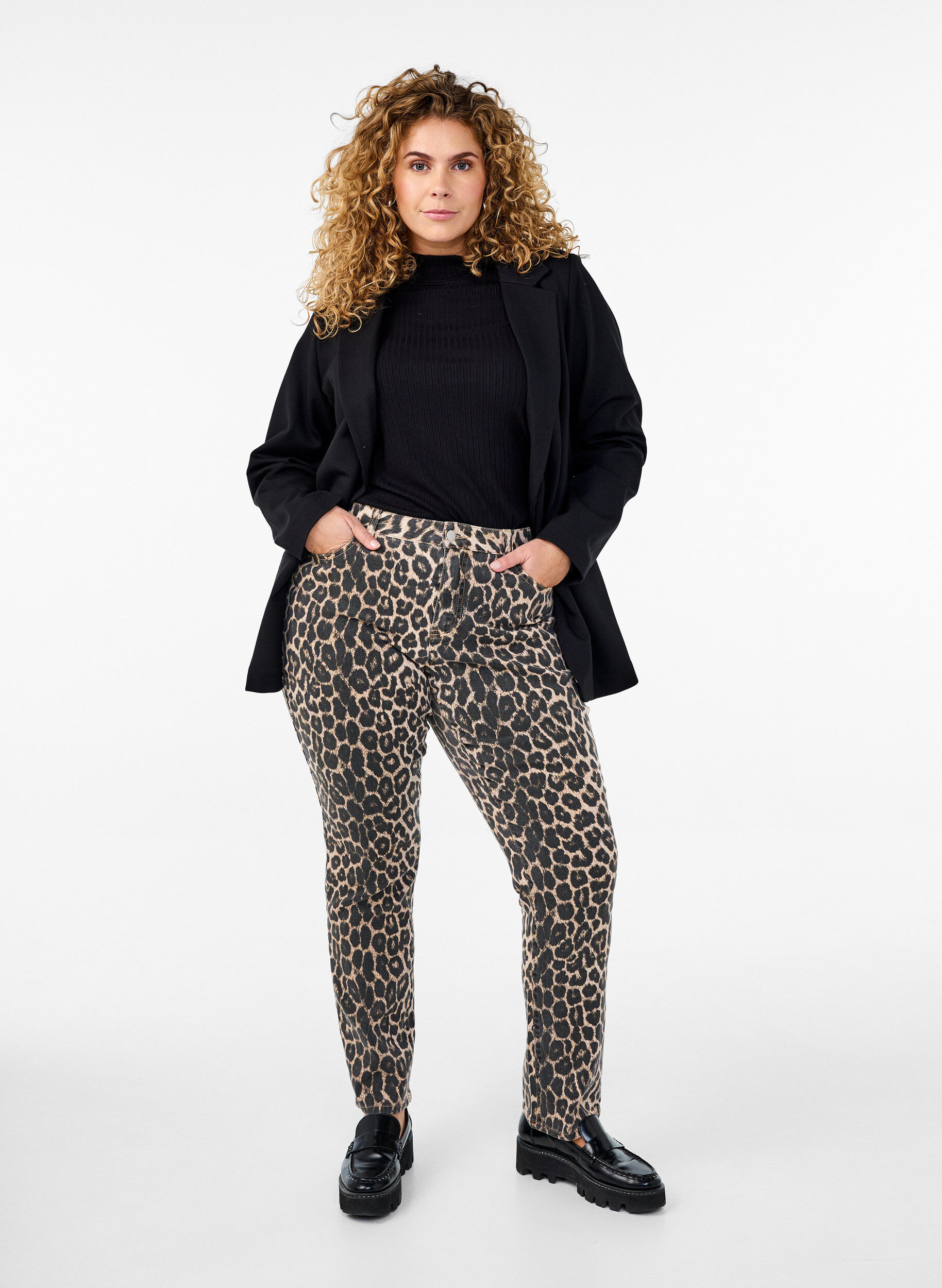 Emily jeans med leopardtrykk, Brun, Model
