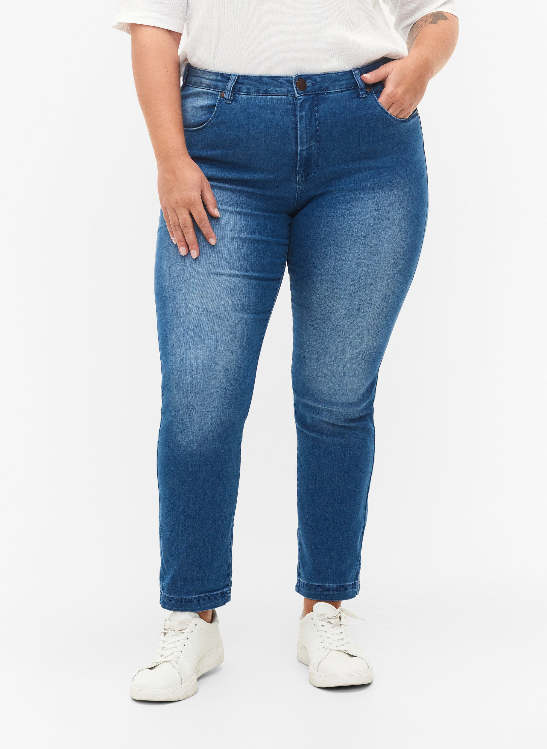 ZizziSlim fit Emily jeans med normal h&oslash;yde i livet, Bl&aring;, Model image number 3