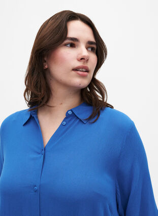 Skjortekjole i viskose med korte ermer, Victoria blue, Model image number 2