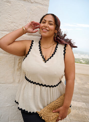 Zizzi Ermeløs bluse med kontrastfargede bølgekanter, Beige, Image image number 0