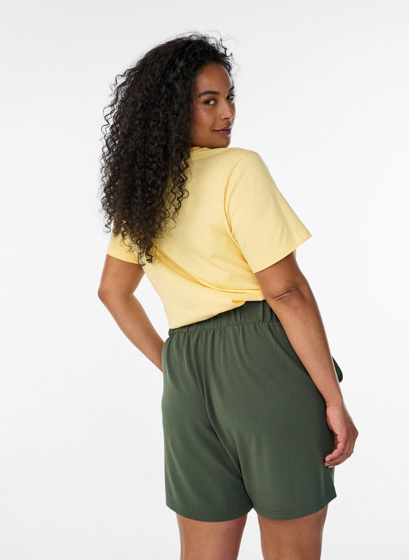 Shorts med lommer og l&oslash;s passform, Gr&oslash;nn, Model image number 2