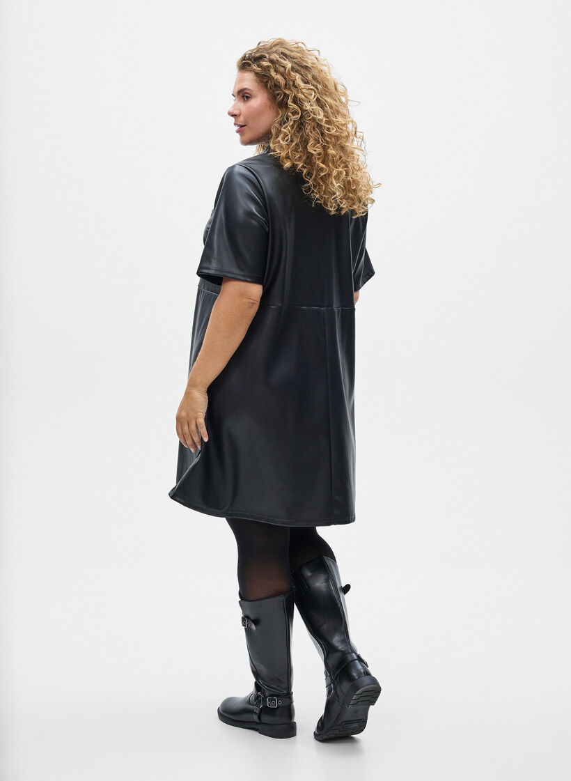 Kort kjole i imitert skinn med A-formet snitt, Black, Model