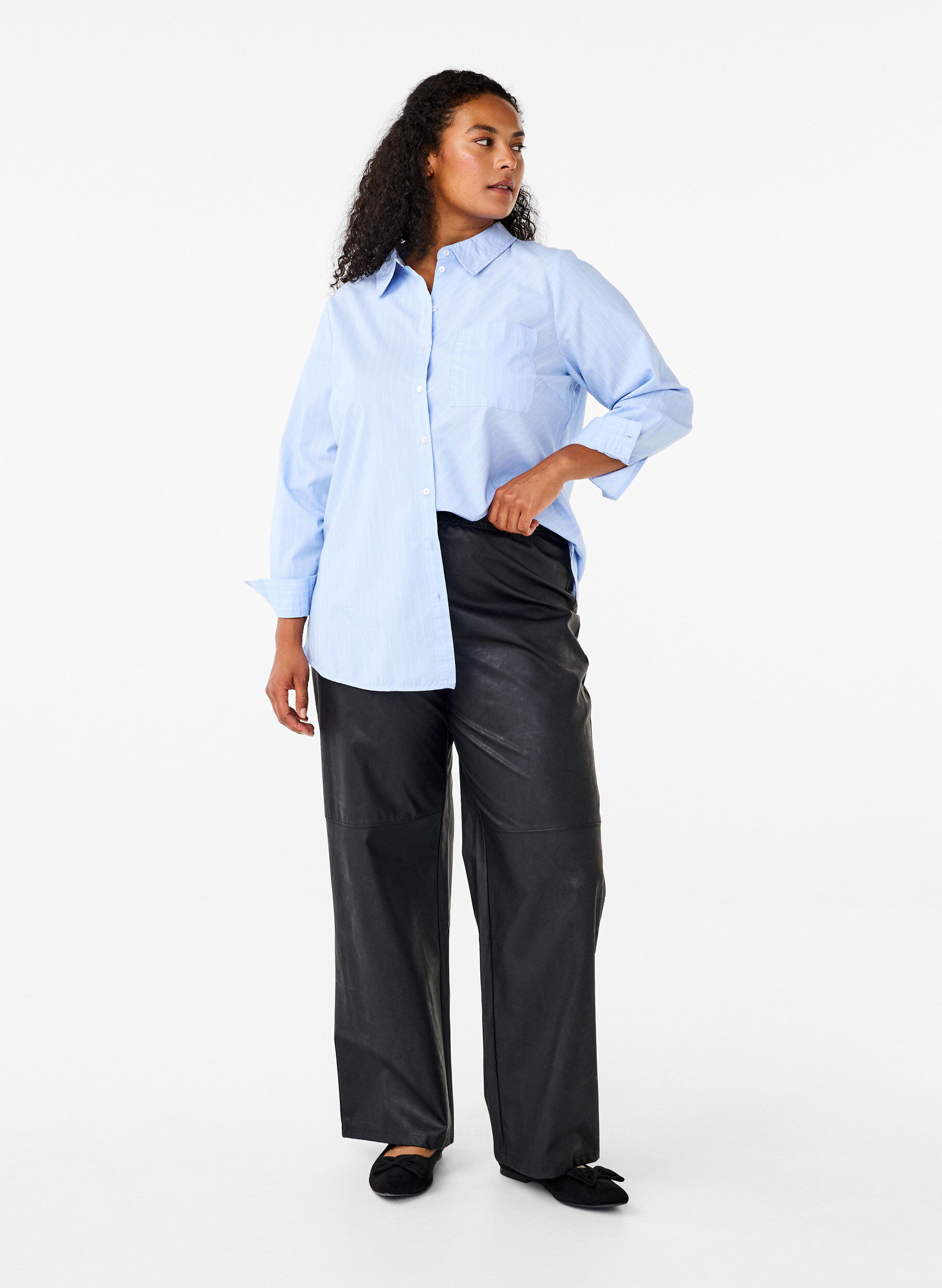 Zizzi L&oslash;se bukser i imitert skinn med elastisk midjeb&aring;nd, Black, Model image number 0