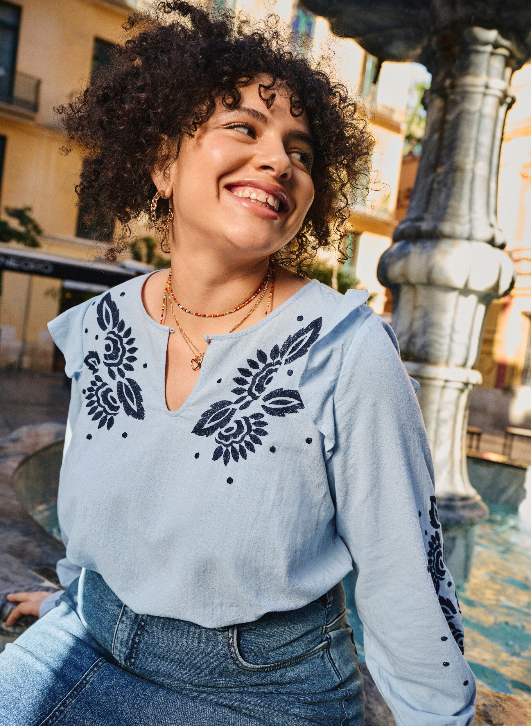 Zizzi Bomullsbluse med broderi og volanger, Bl&aring;, Image image number 0