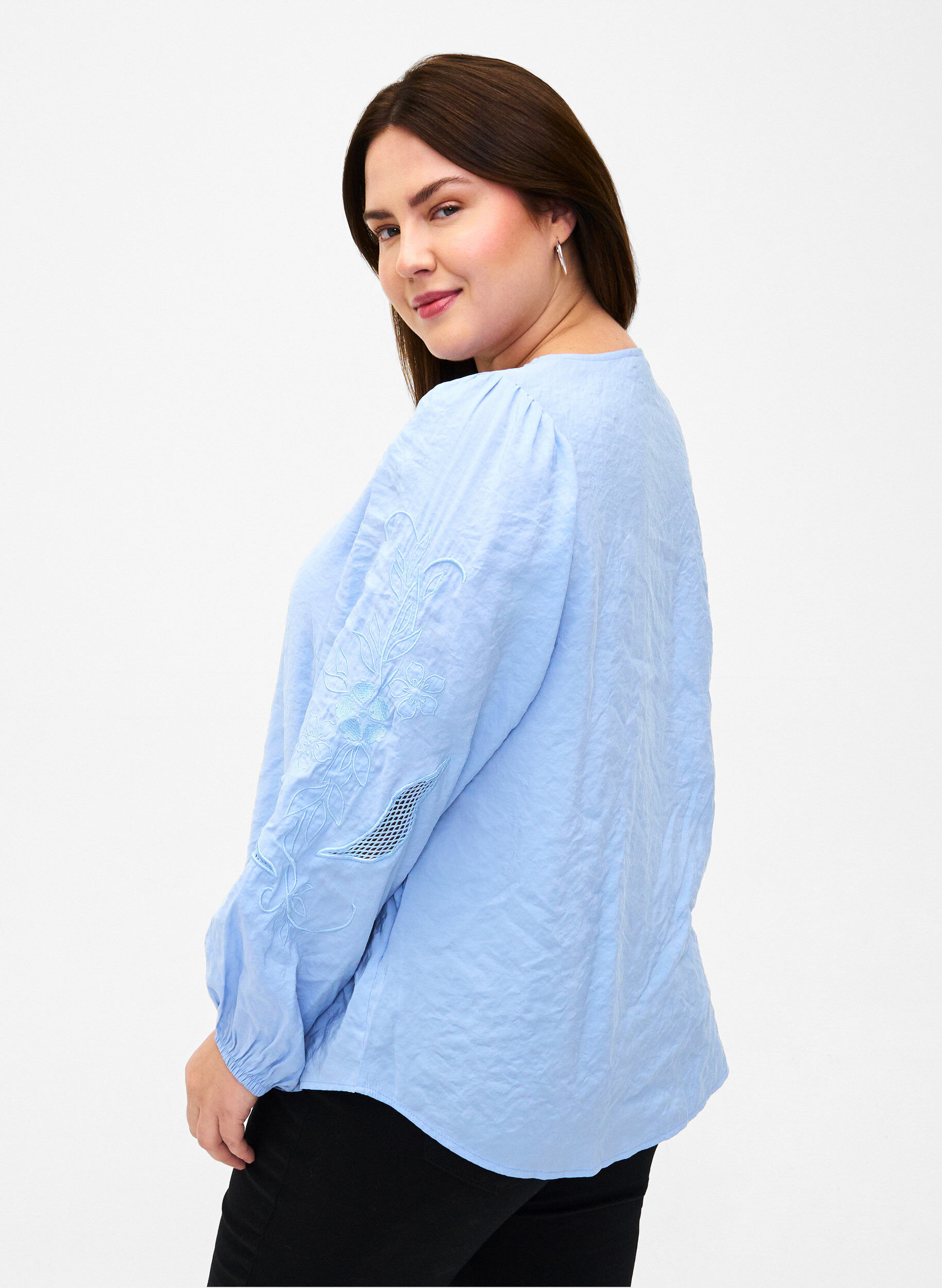 Zizzi Bluse i Tencel &trade; Modal med broderidetaljer, Serenity, Model image number 1