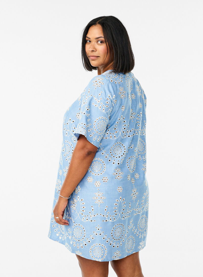 Kort kjole med et dekorativt hullmønster, Faded Denim w. White, Model