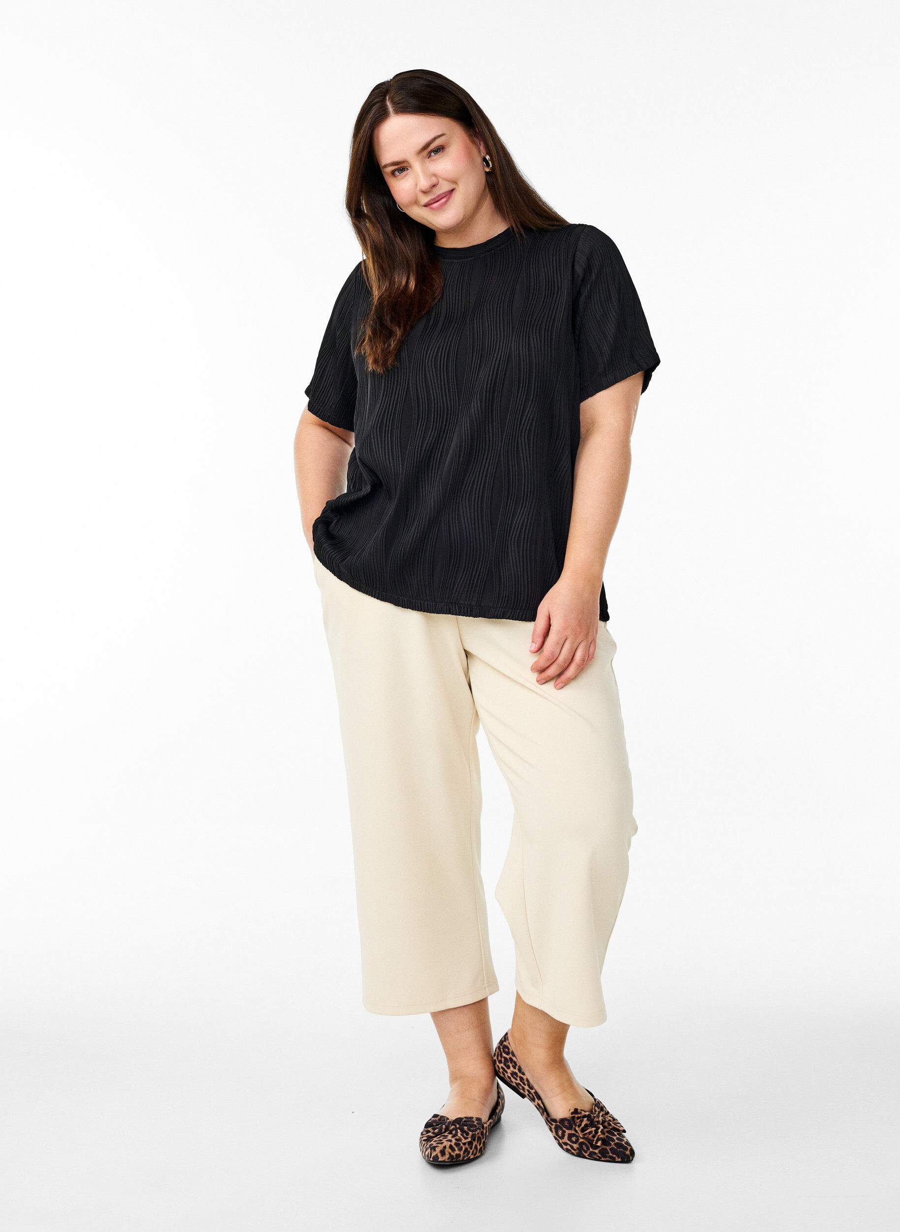 Zizzi Bluse med korte ermer og b&oslash;lget tekstur, Svart, Model image number 1