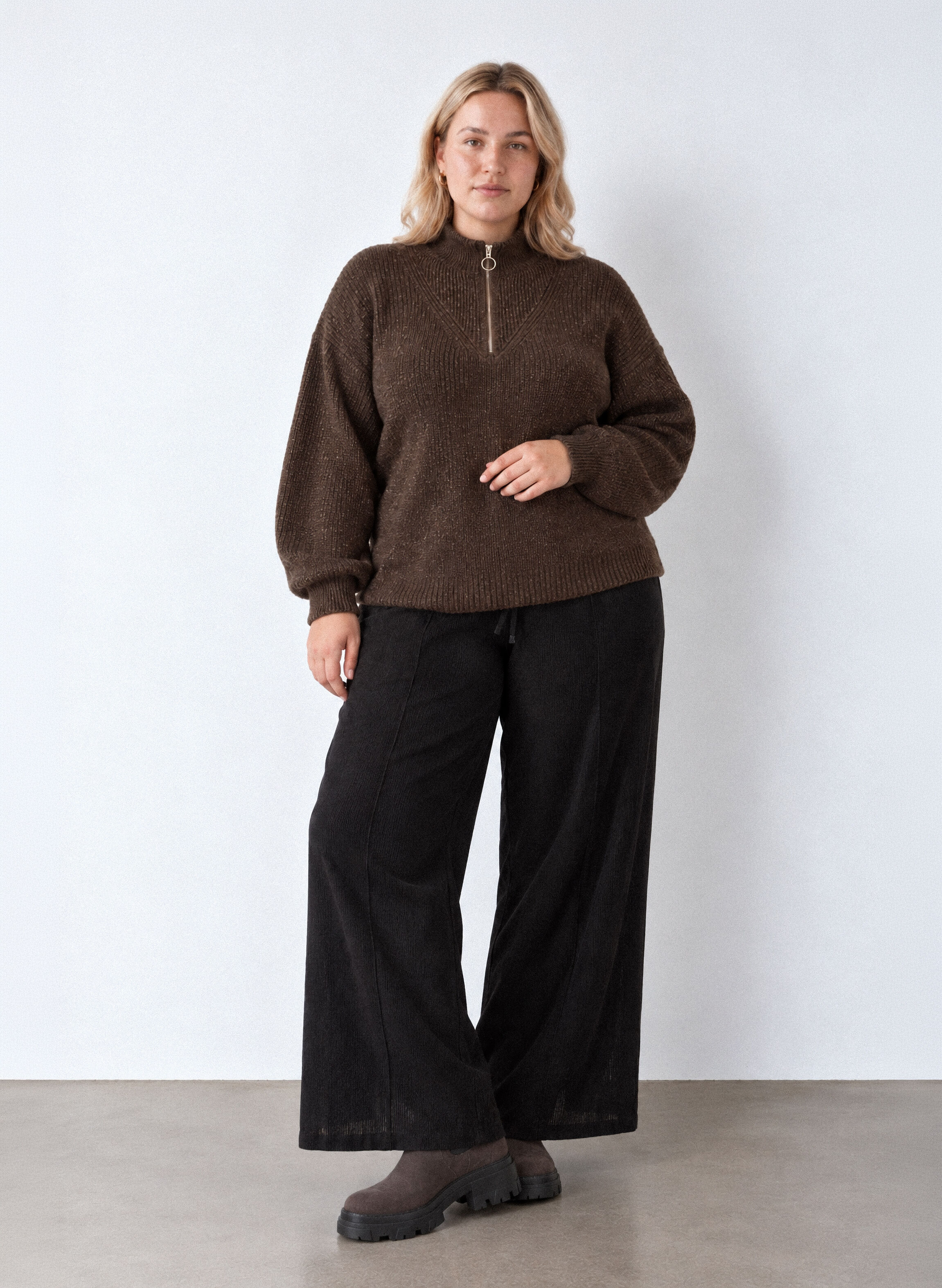Avslappet eleganse i jordtoner, , Model