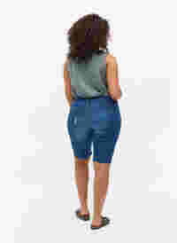 Denimshorts med lommer og rå kant, Blue denim, Model