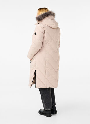 Zizzi Lang vinterkåpe med kroklukking og en imitert pelskrage, Beige, Model image number 2