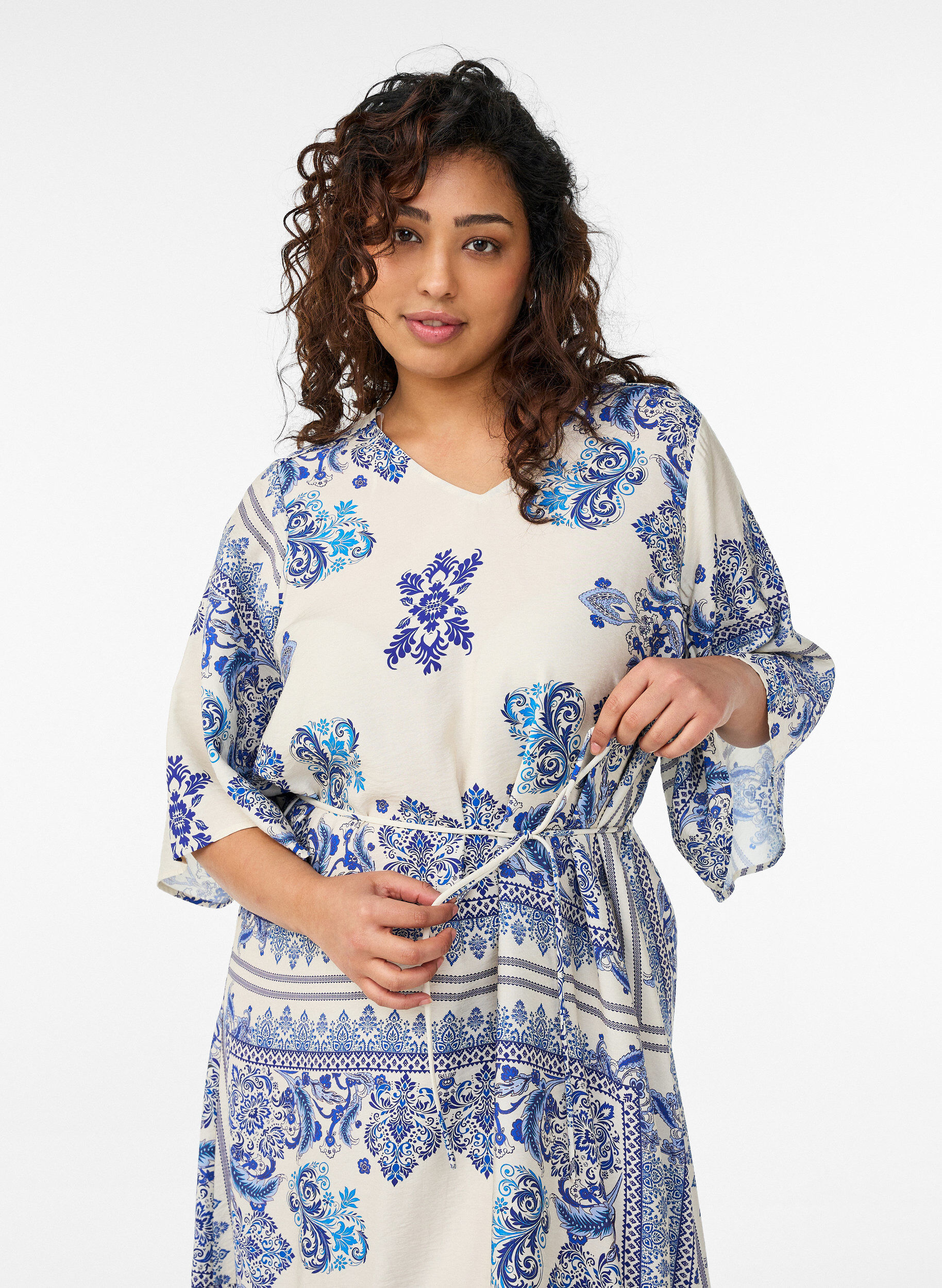 Zizzi M&oslash;nstret midiskj&oslash;rt i viskose med knytebelte, Bl&aring;, Model image number 2