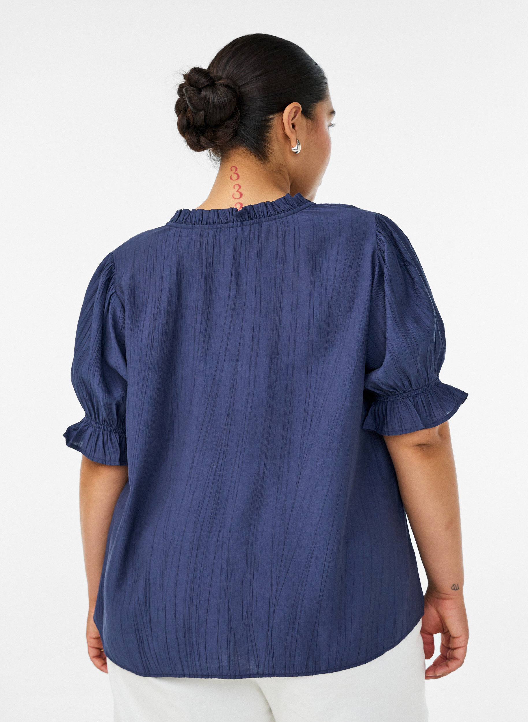 ZizziBluse i en kr&oslash;llete viskosblanding med V-hals, Bl&aring;, Model image number 2