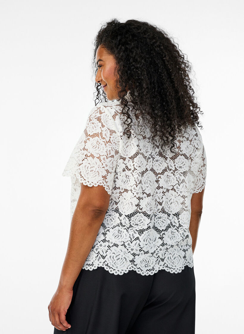 Skjortebluse i blonde med perleknapper, Vanilje, Model image number 2