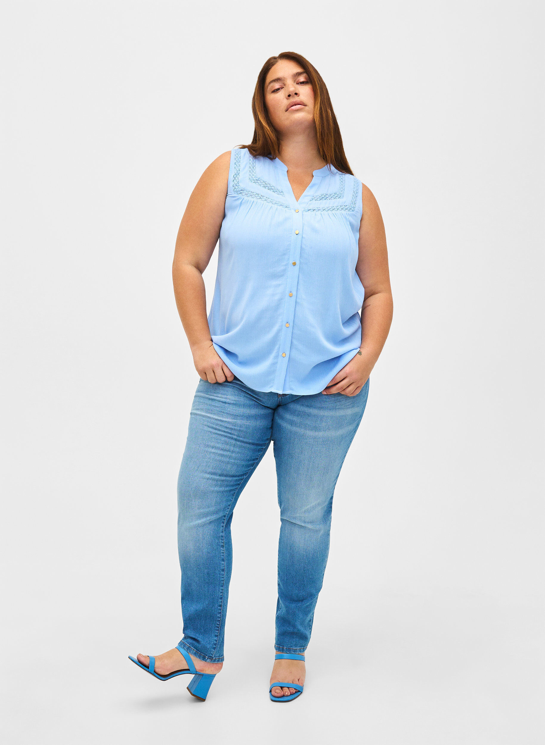 Zizzi Ermel&oslash;s bluse i viskose med heklede detaljer, Serenity, Model image number 2