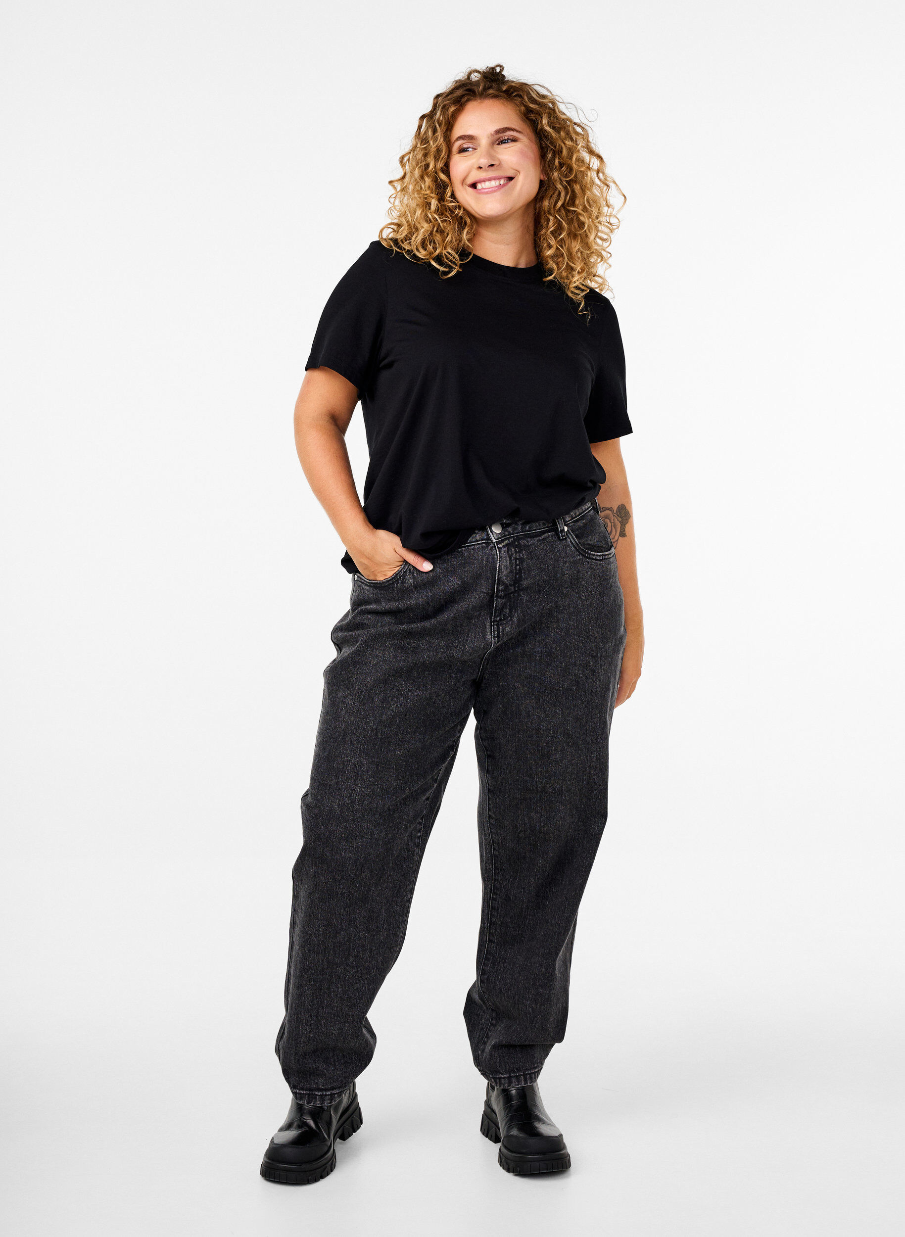 Zizzi Basic T-skjorte i bomull med rund hals, Svart, Model image number 1