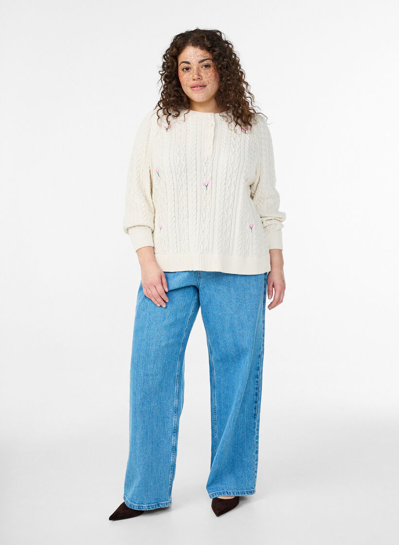 Strikkebluse med flettemønster og broderte blomster, Hvit, Model