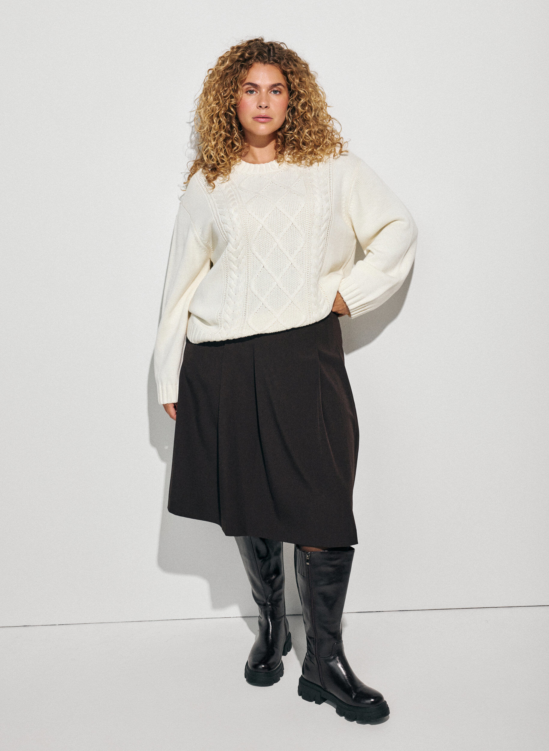 Knelangt A-linje skj&oslash;rt, Brun, Model
