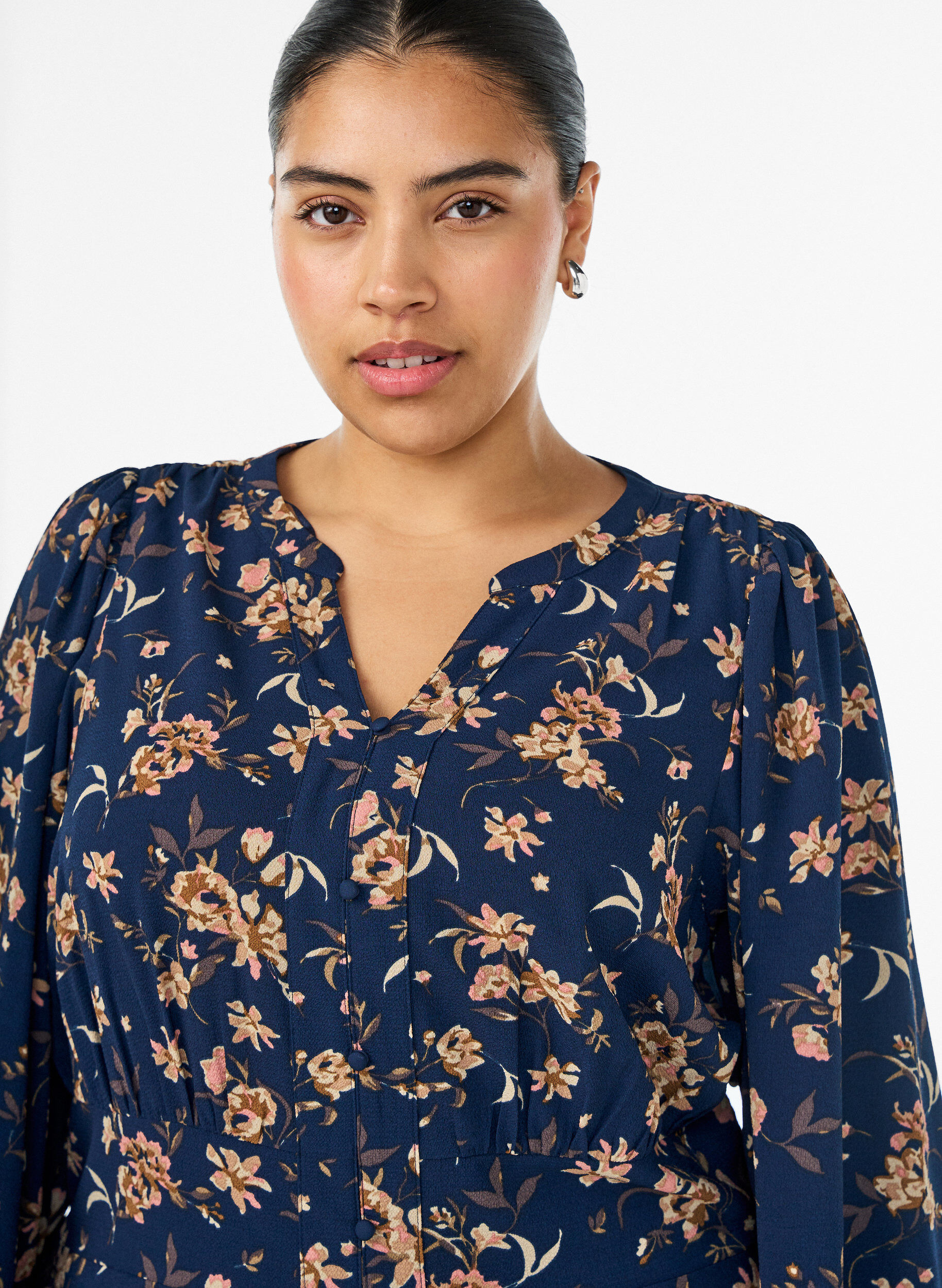 ZizziMidikjole med smock og dekorative knapper, Bl&aring;, Model image number 2
