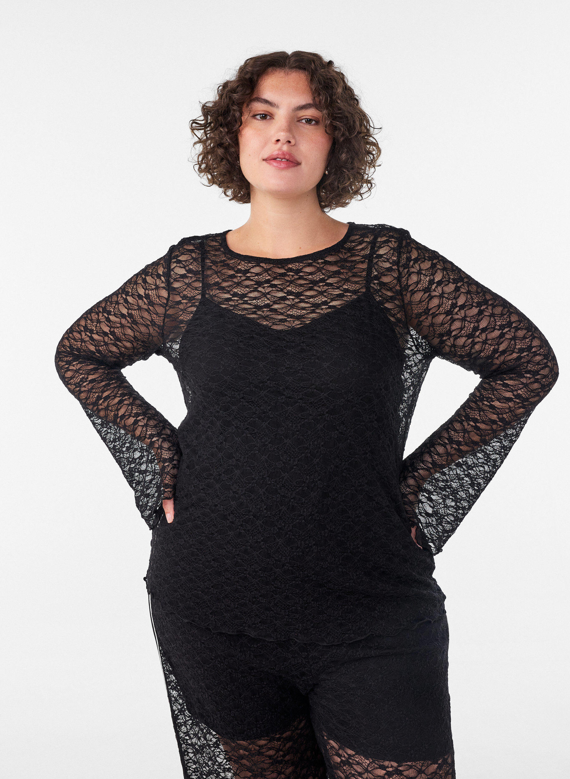 Gjennomsiktig bluse med blonder og lange ermer, Svart, Model